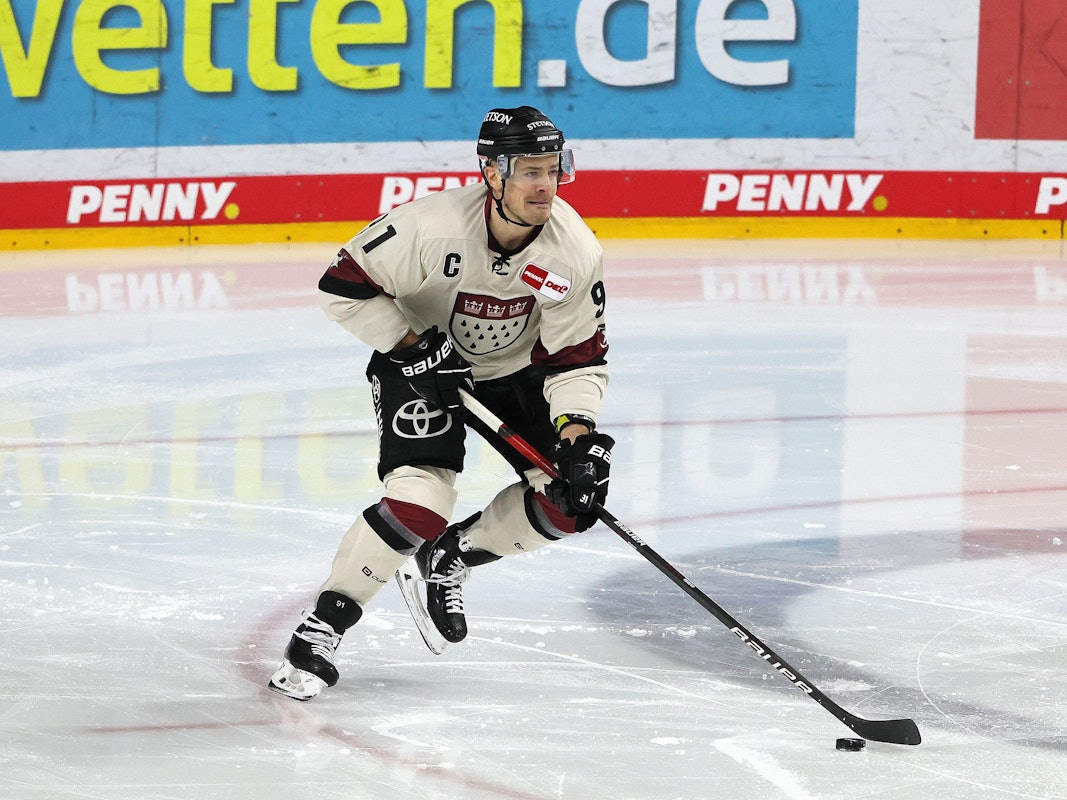 Moritz Müller führt den Puck übers Eis in der Lanxess-Arena.