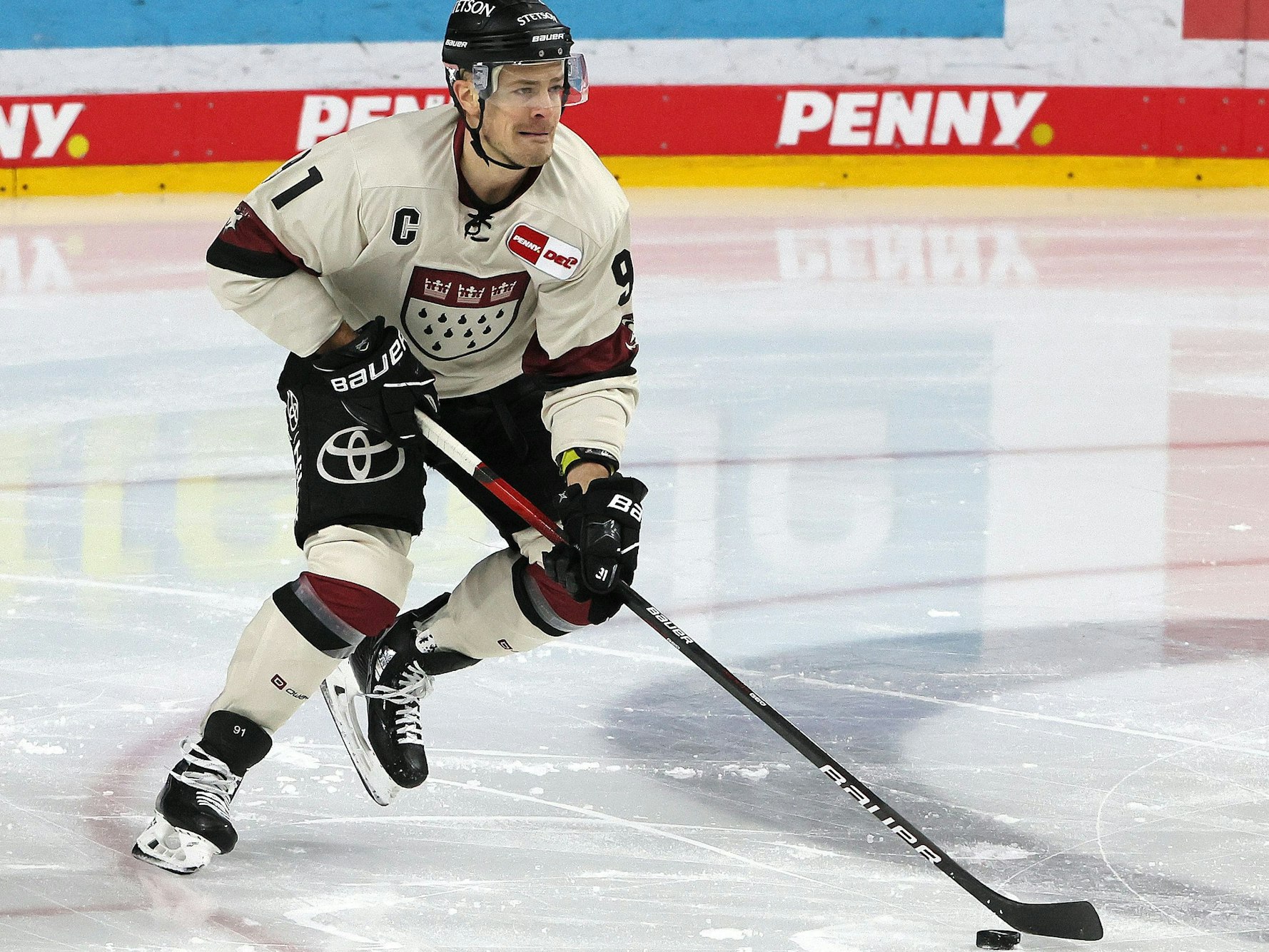 Moritz Müller führt den Puck übers Eis in der Lanxess-Arena.