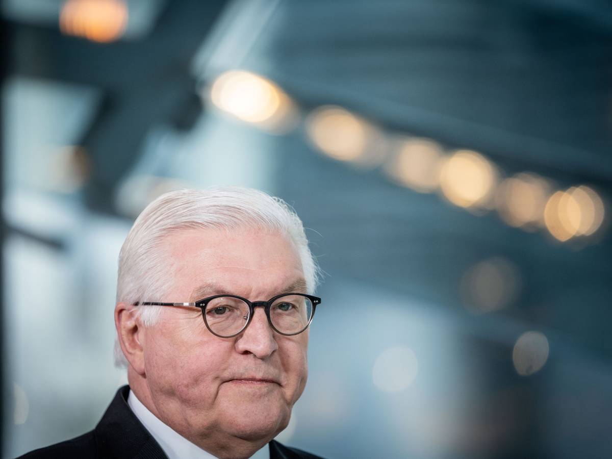 05.04.2022, Berlin: Bundespräsident Frank-Walter Steinmeier steht im Studio beim ZDF-"Morgenmagazin" vor Ort am Berliner Hauptbahnhof. Thema ist die Lage der aus der Ukraine geflüchteten Menschen in Deutschland. Foto: Michael Kappeler/dpa +++ dpa-Bildfunk +++