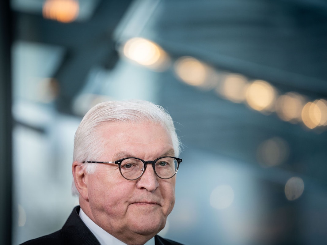 05.04.2022, Berlin: Bundespräsident Frank-Walter Steinmeier steht im Studio beim ZDF-"Morgenmagazin" vor Ort am Berliner Hauptbahnhof. Thema ist die Lage der aus der Ukraine geflüchteten Menschen in Deutschland. Foto: Michael Kappeler/dpa +++ dpa-Bildfunk +++
