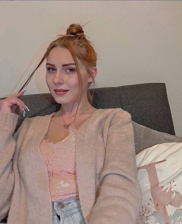 Loredana Wollny
posiert für ein Instagram-Selfie.