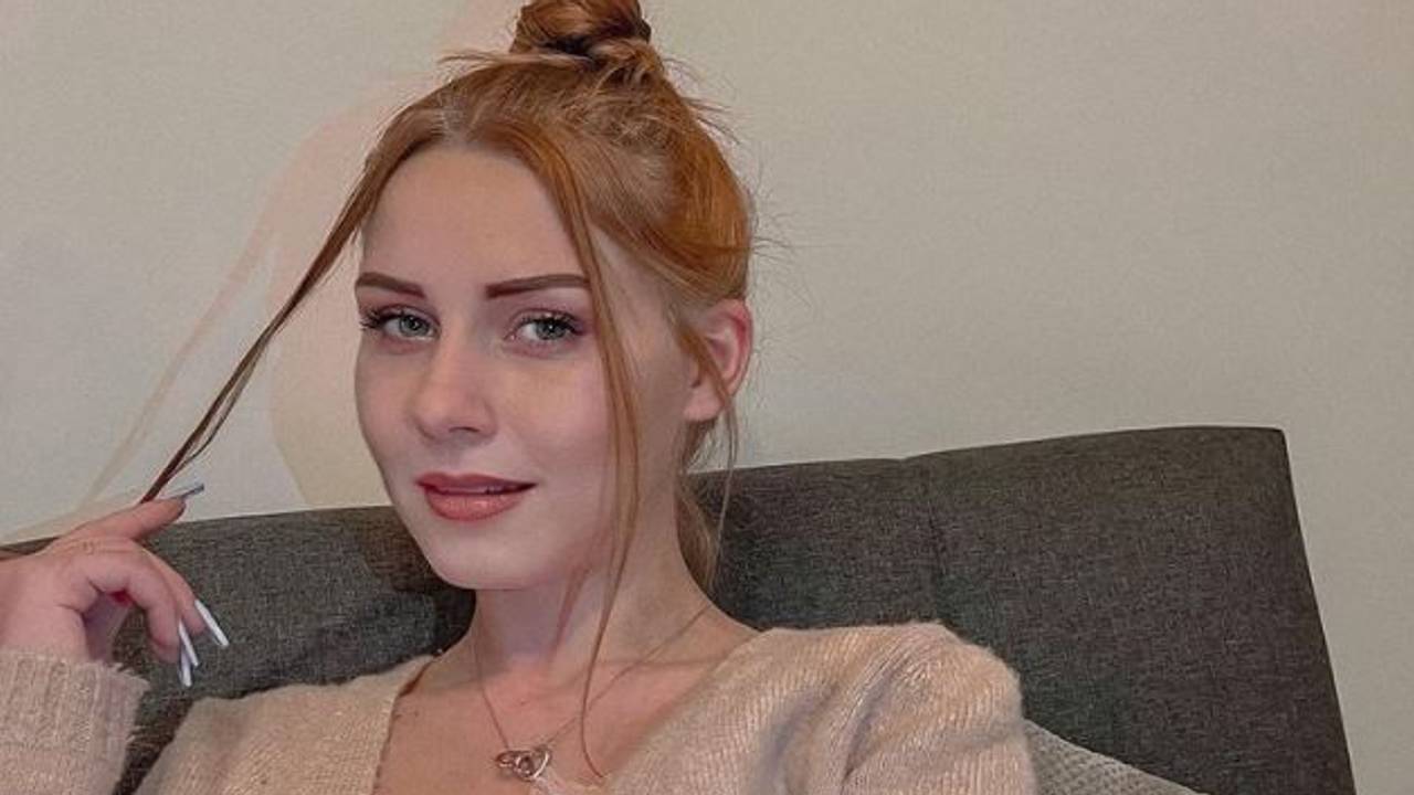 Loredana Wollny
posiert für ein Instagram-Selfie.