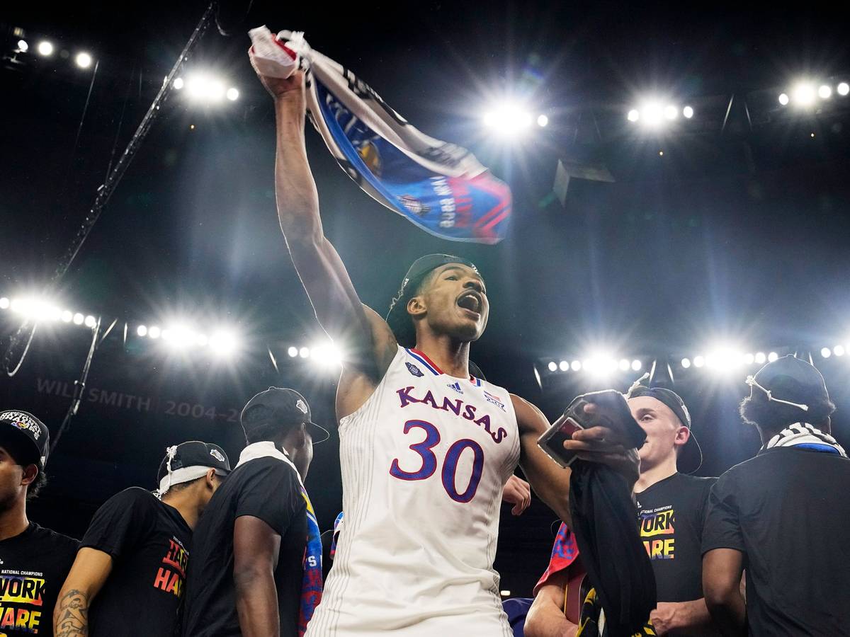 Kansas-Guard Ochai Agbaji feiert den Gewinn des College-Titels und schwenkt einen Schal.