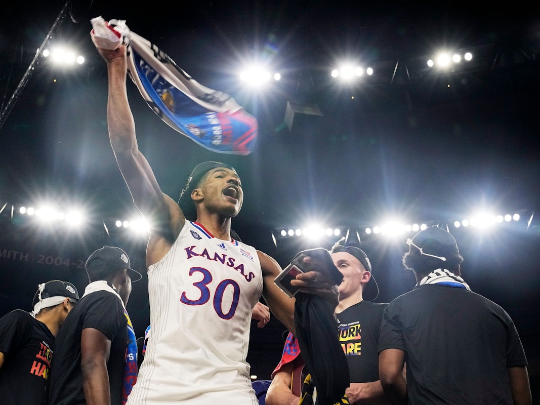 Kansas-Guard Ochai Agbaji feiert den Gewinn des College-Titels und schwenkt einen Schal.