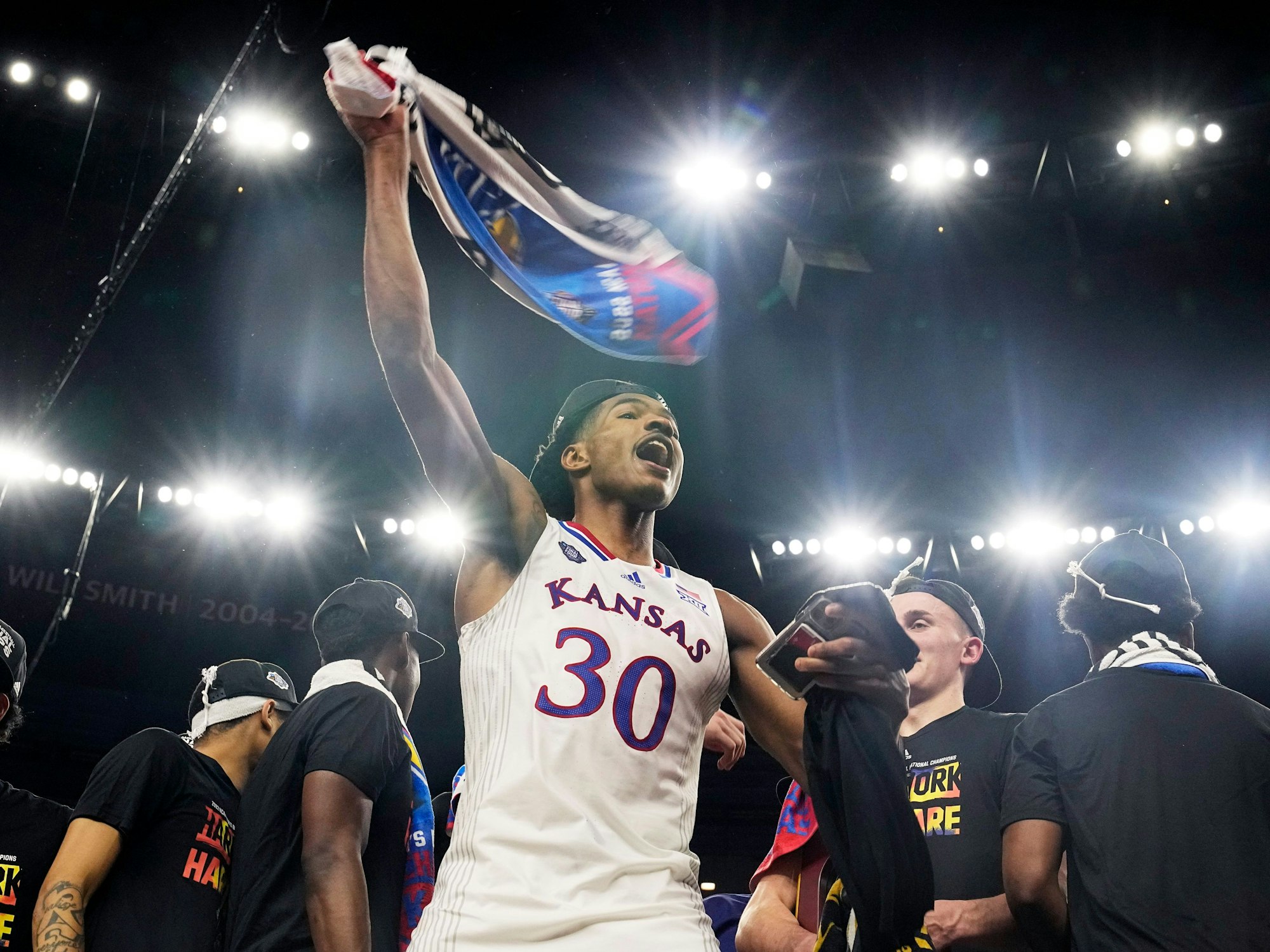 Kansas-Guard Ochai Agbaji feiert den Gewinn des College-Titels und schwenkt einen Schal.