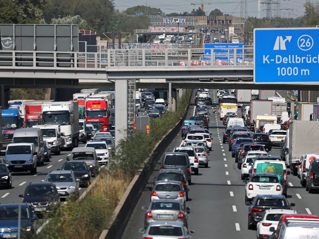 Fahrzeuge stehen auf der Autobahn 3 auf dem Kölner Ring im Stau.