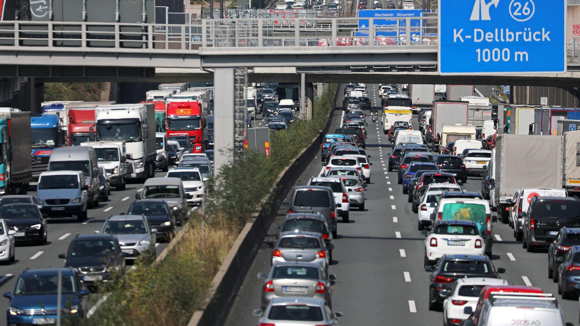 Fahrzeuge stehen auf der Autobahn 3 auf dem Kölner Ring im Stau.