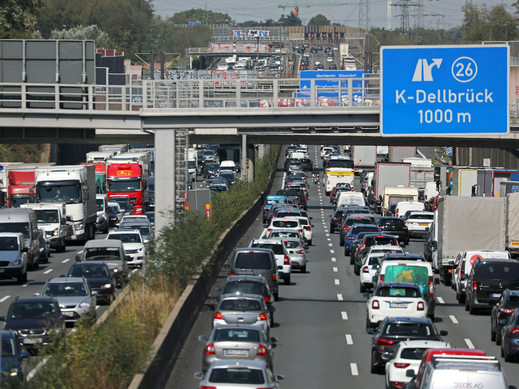 Fahrzeuge stehen auf der Autobahn 3 auf dem Kölner Ring im Stau.