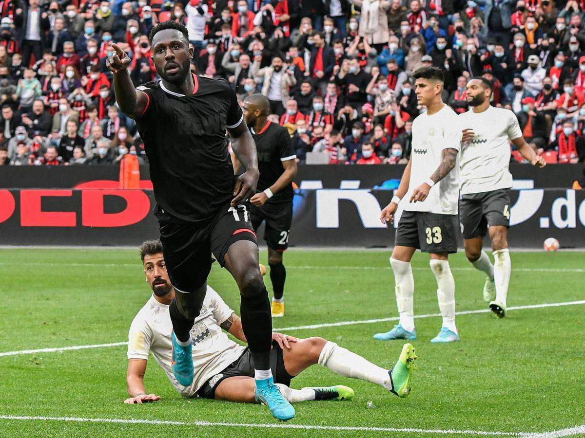Kingsley Schindler trifft für den 1. FC Köln gegen Bayer Leverkusen.