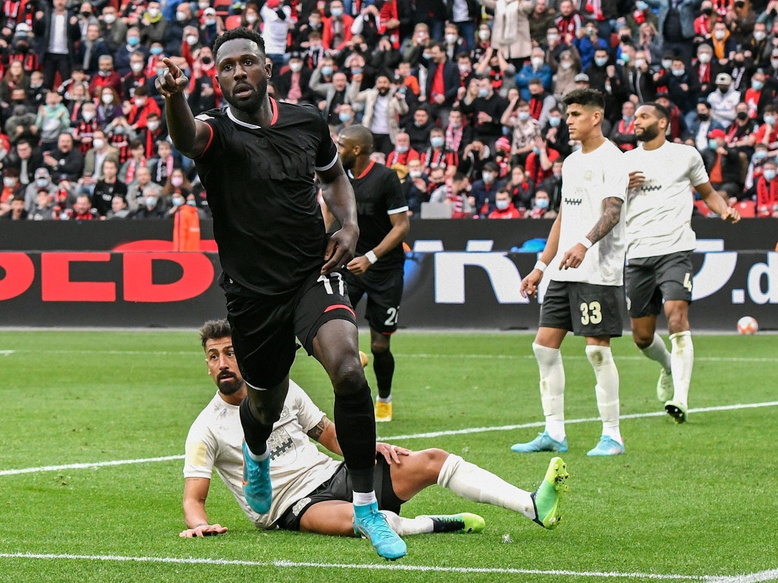 Kingsley Schindler trifft für den 1. FC Köln gegen Bayer Leverkusen.