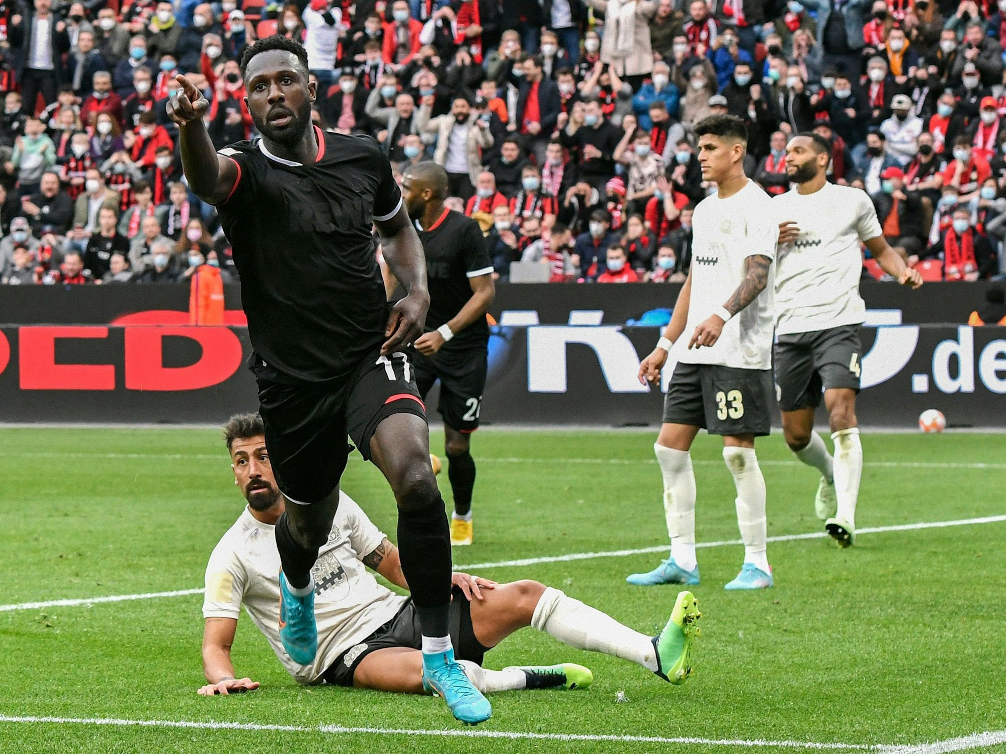 Kingsley Schindler trifft für den 1. FC Köln gegen Bayer Leverkusen.