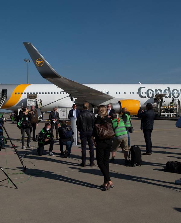 Mit einem Flugzeug von Condor kommen die Schutzmasken aus China für Niedersachsen auf dem Flughafen in Hannover an.