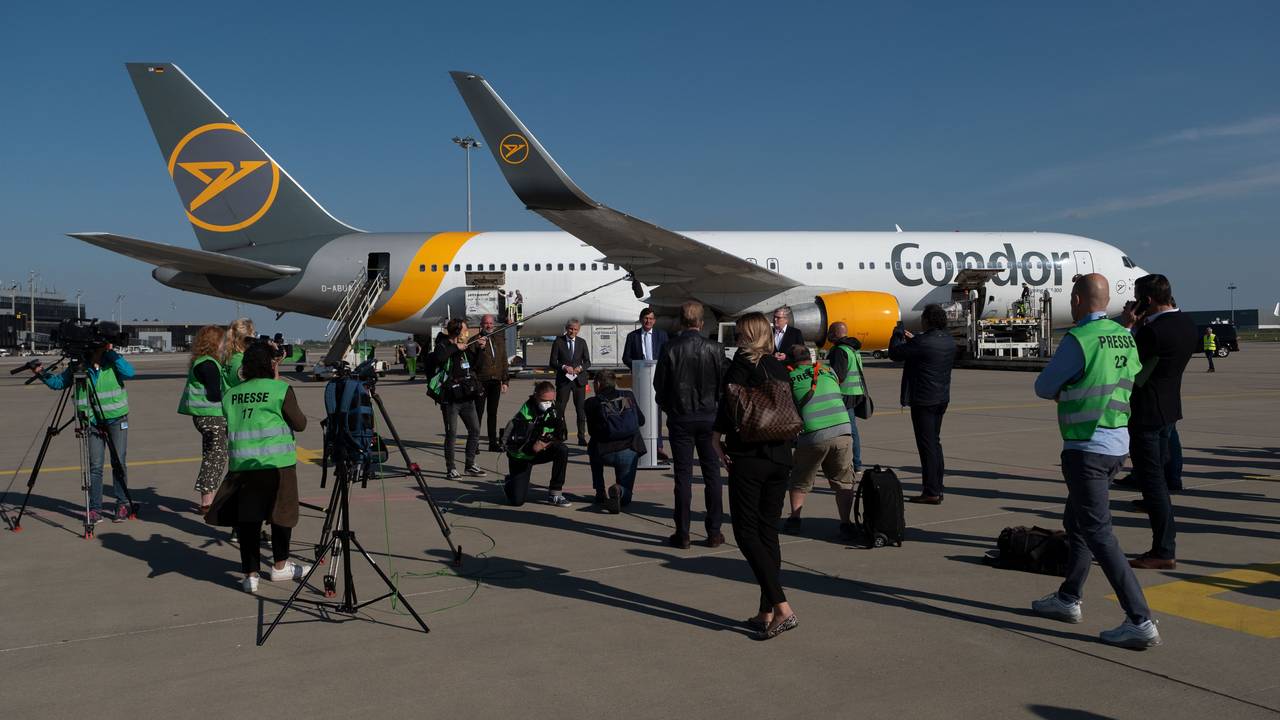 Mit einem Flugzeug von Condor kommen die Schutzmasken aus China für Niedersachsen auf dem Flughafen in Hannover an.