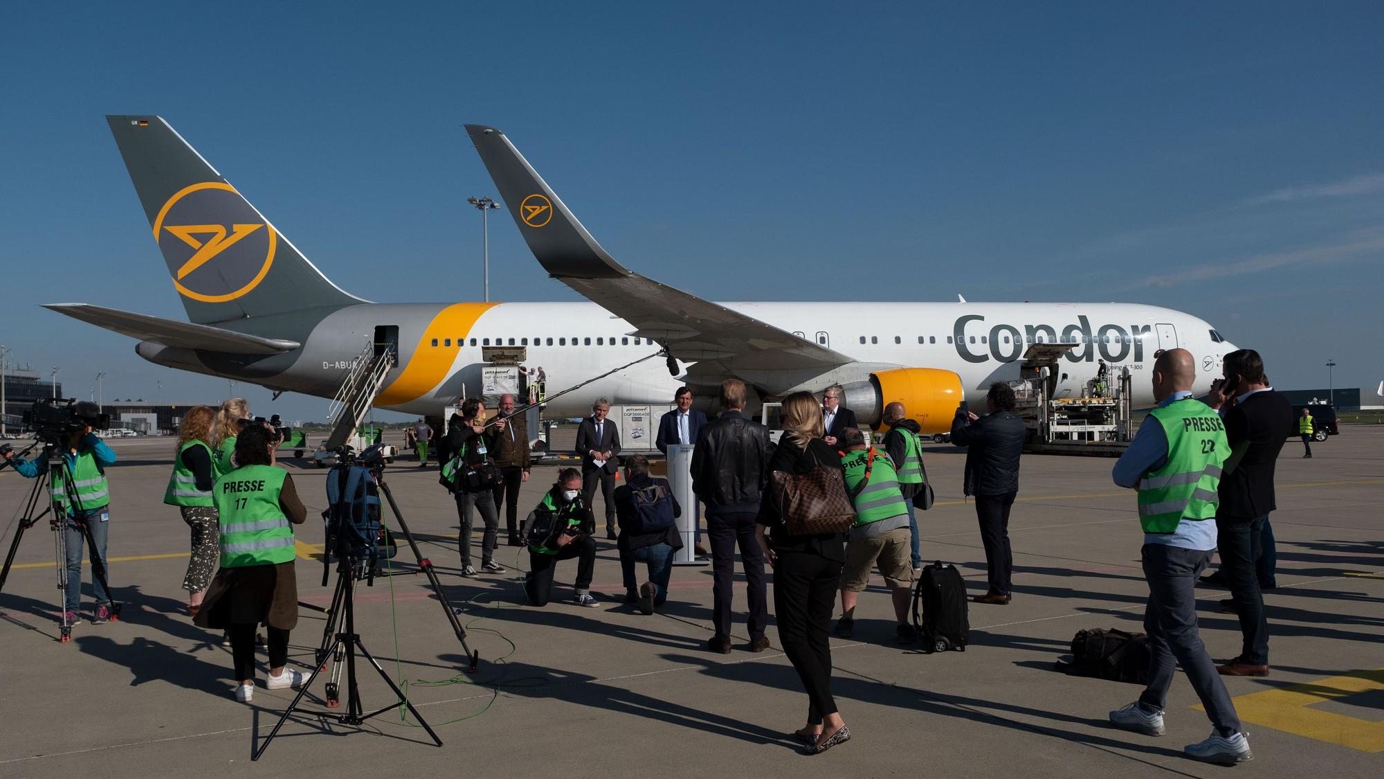 Mit einem Flugzeug von Condor kommen die Schutzmasken aus China für Niedersachsen auf dem Flughafen in Hannover an.