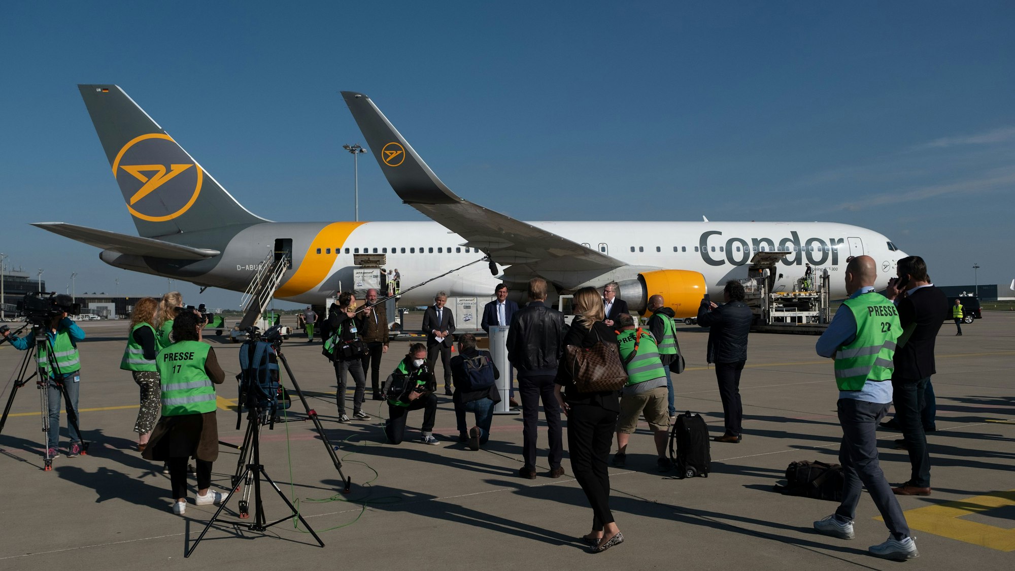 Mit einem Flugzeug von Condor kommen die Schutzmasken aus China für Niedersachsen auf dem Flughafen in Hannover an.