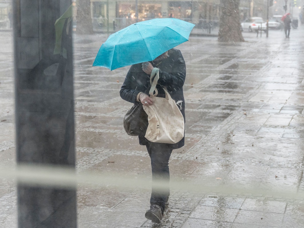 Dieses Foto ist ein Symbolbild vom 18.02.2022 in Köln und zeigt eine Person, die bei Regen einen Schirm hält.