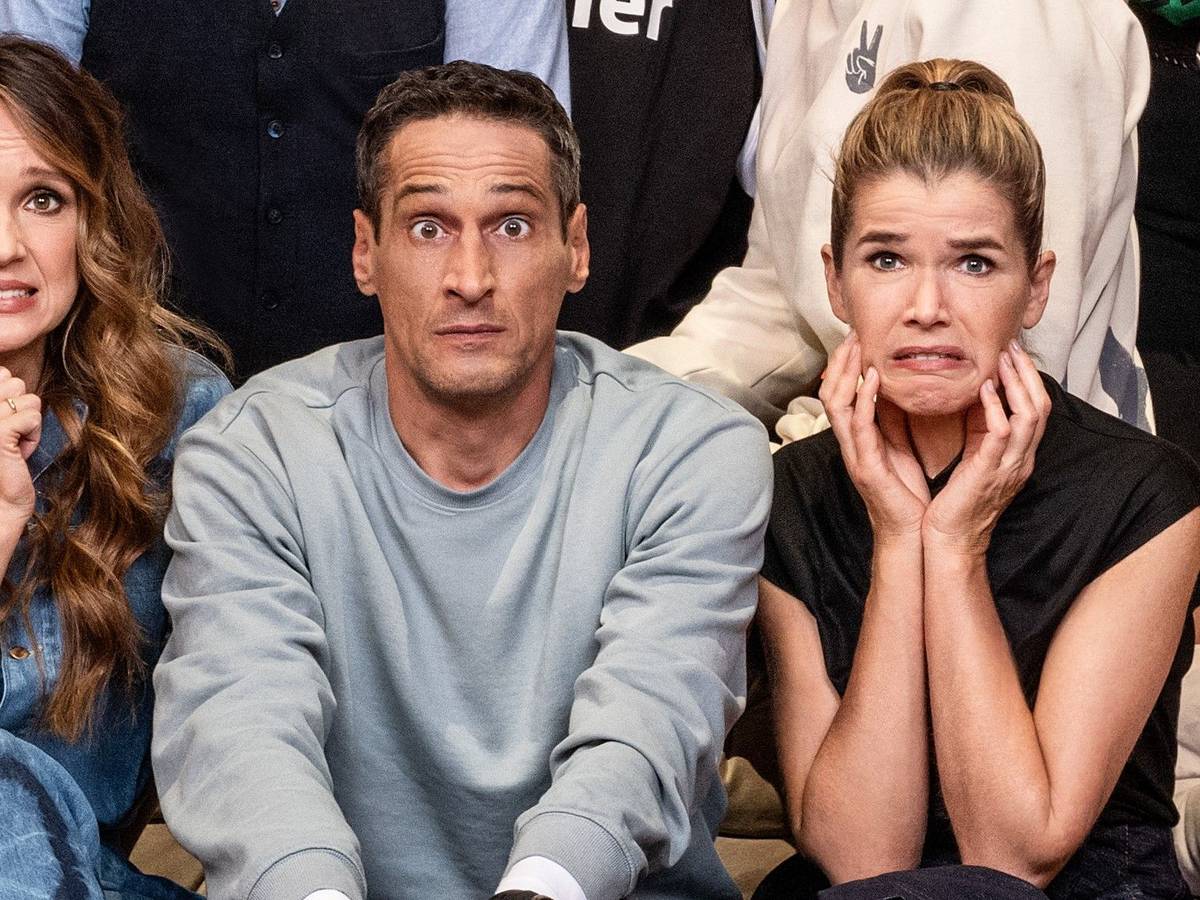 Amazons Erfolgsshow „LOL: Last One Laughing“ geht in die dritte Runde. Es ist die letzte Fernsehshow, in welcher der Comedian Mirco Nontschew (hier neben Carolin Kebekus, l., und Anke Engelke) zu sehen ist. Er wurde im vergangenen Dezember tot in seiner Wohnung aufgefunden.