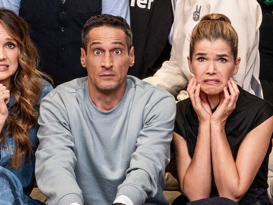 Mirco Nontschew sitzt zwischen Carolin Kebekus (l.) und Anke Engelke.