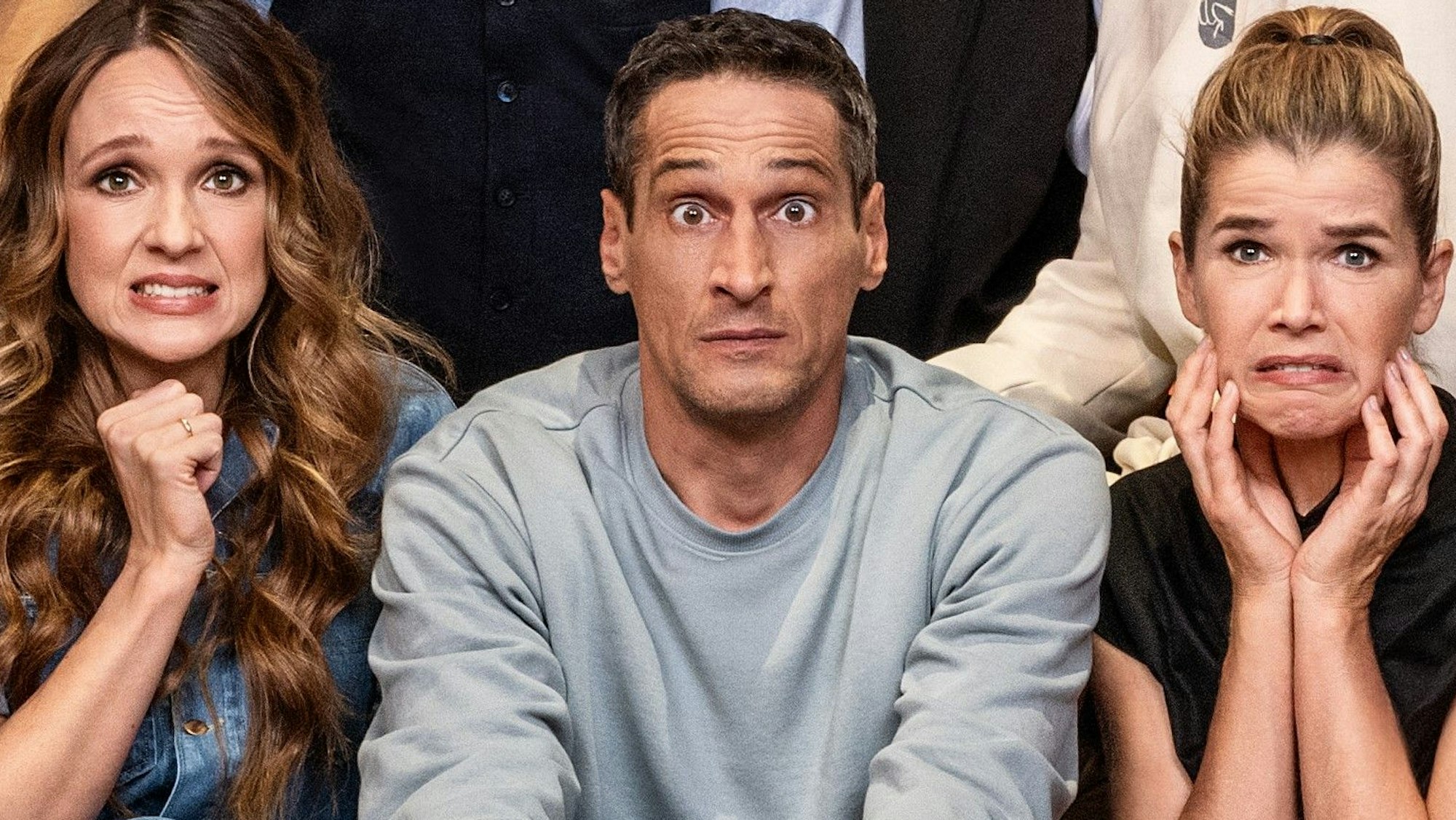 Mirco Nontschew sitzt zwischen Carolin Kebekus (l.) und Anke Engelke.