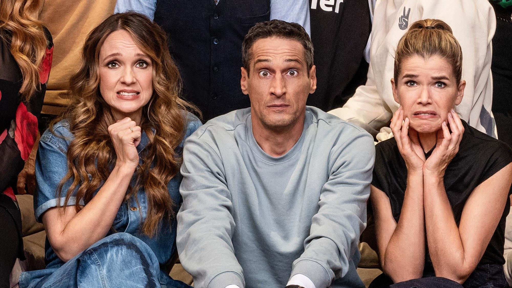 Amazons Erfolgsshow „LOL: Last One Laughing“ geht in die dritte Runde. Es ist die letzte Fernsehshow, in welcher der Comedian Mirco Nontschew (hier neben Carolin Kebekus, l., und Anke Engelke) zu sehen ist. Er wurde im vergangenen Dezember tot in seiner Wohnung aufgefunden.