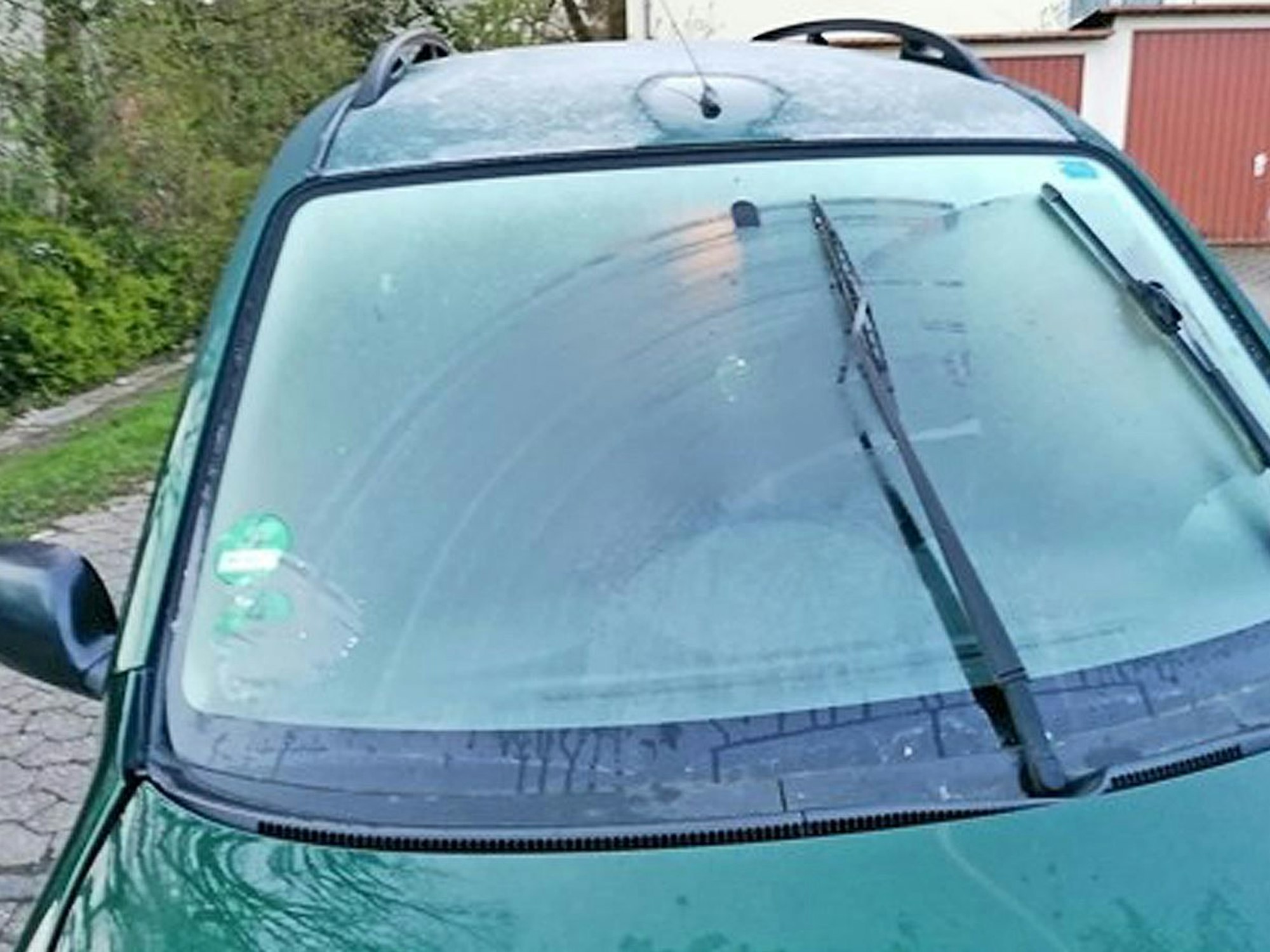 Die Scheibe des Toyotas war komplett vereist, eine freie Sicht auf den Straßenverkehr somit unmöglich.