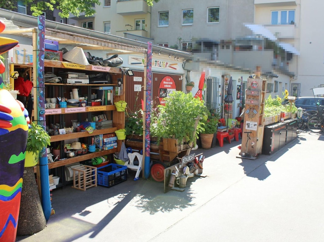 Das Foto zeigt eine Nachbarschaftsinitiative in einem Hinterhof in Sülz.