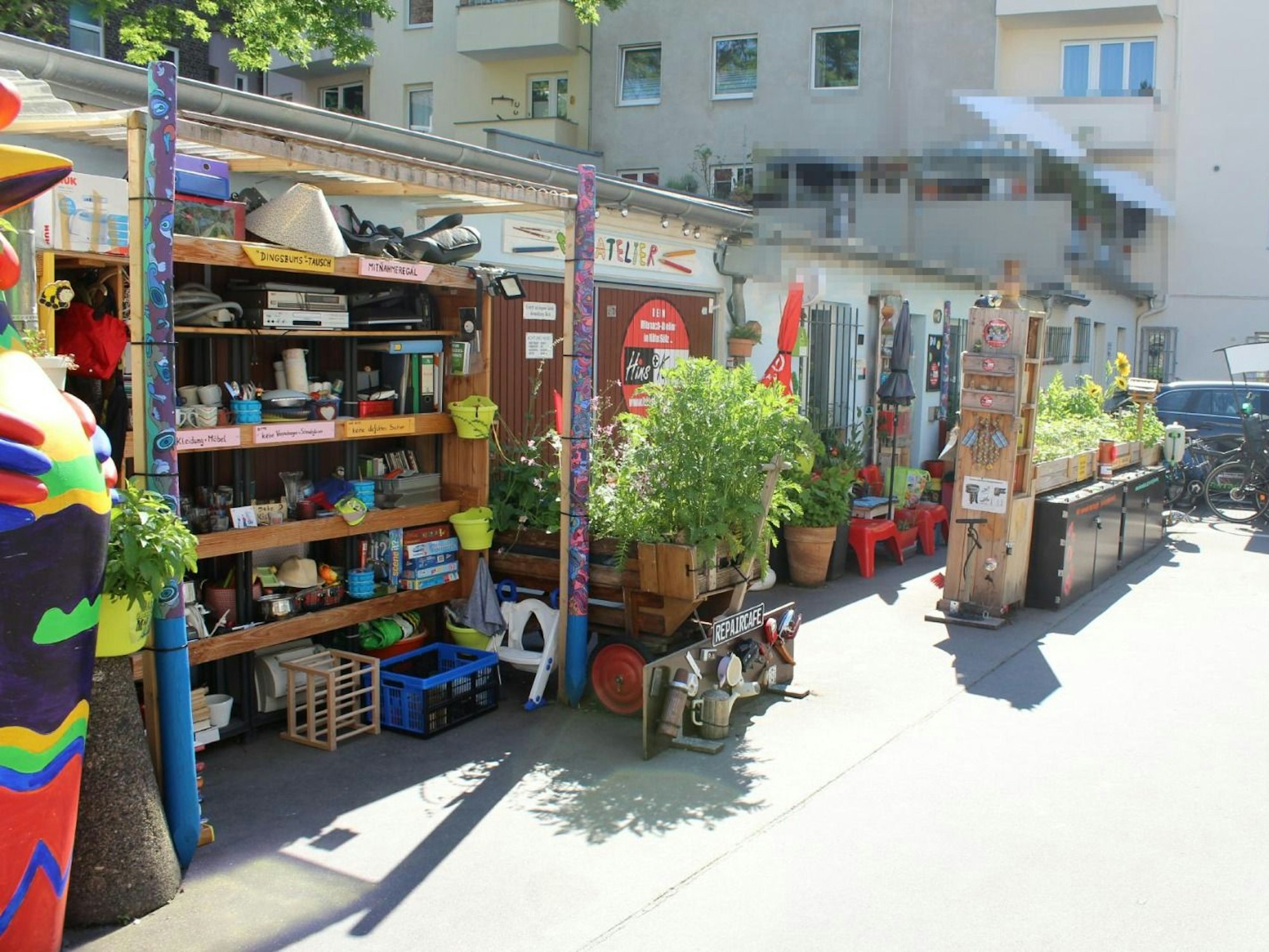 Das Foto zeigt eine Nachbarschaftsinitiative in einem Hinterhof in Sülz.