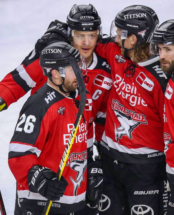 05.04.22, Koeln, Eishockey, Penny DEL, Playoffs, 1.Runde, LANXESS Arena, Koelner Haie vs. ERC Ingolstadt. Koelner Haie jubeln nach dem 2:1 Treffer durch Moritz Mueller 2.v.l von Koelner Haie. Koelner Haie - ERC Ingolstadt *** 05 04 22, Cologne, ice hockey, Penny DEL, playoffs, 1 round, LANXESS Arena, Koelner Haie vs ERC Ingolstadt Koelner Haie cheer after the 2 1 goal by Moritz Mueller 2 v l of Koelner Haie Koelner Haie ERC Ingolstadt