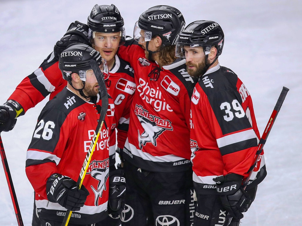 05.04.22, Koeln, Eishockey, Penny DEL, Playoffs, 1.Runde, LANXESS Arena, Koelner Haie vs. ERC Ingolstadt. Koelner Haie jubeln nach dem 2:1 Treffer durch Moritz Mueller 2.v.l von Koelner Haie. Koelner Haie - ERC Ingolstadt *** 05 04 22, Cologne, ice hockey, Penny DEL, playoffs, 1 round, LANXESS Arena, Koelner Haie vs ERC Ingolstadt Koelner Haie cheer after the 2 1 goal by Moritz Mueller 2 v l of Koelner Haie Koelner Haie ERC Ingolstadt