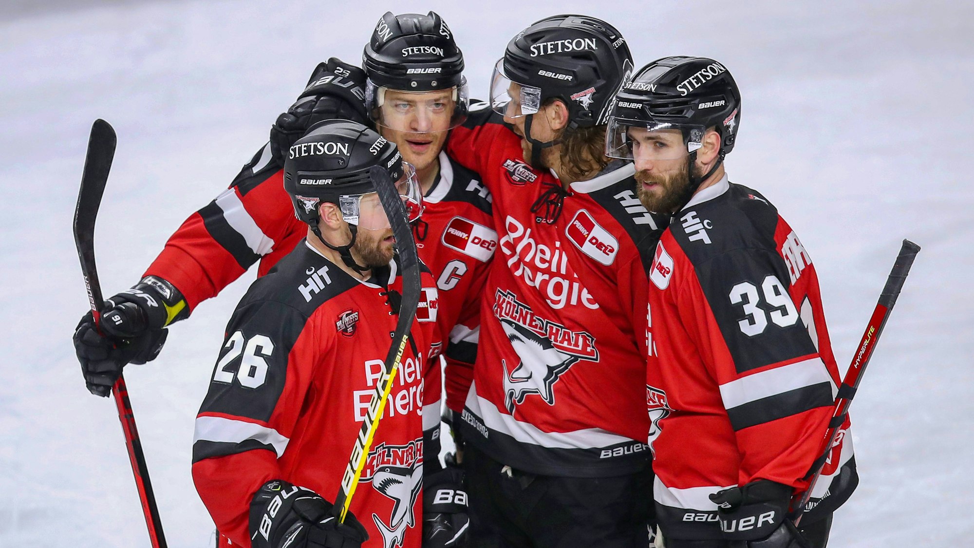 05.04.22, Koeln, Eishockey, Penny DEL, Playoffs, 1.Runde, LANXESS Arena, Koelner Haie vs. ERC Ingolstadt. Koelner Haie jubeln nach dem 2:1 Treffer durch Moritz Mueller 2.v.l von Koelner Haie. Koelner Haie - ERC Ingolstadt *** 05 04 22, Cologne, ice hockey, Penny DEL, playoffs, 1 round, LANXESS Arena, Koelner Haie vs ERC Ingolstadt Koelner Haie cheer after the 2 1 goal by Moritz Mueller 2 v l of Koelner Haie Koelner Haie ERC Ingolstadt