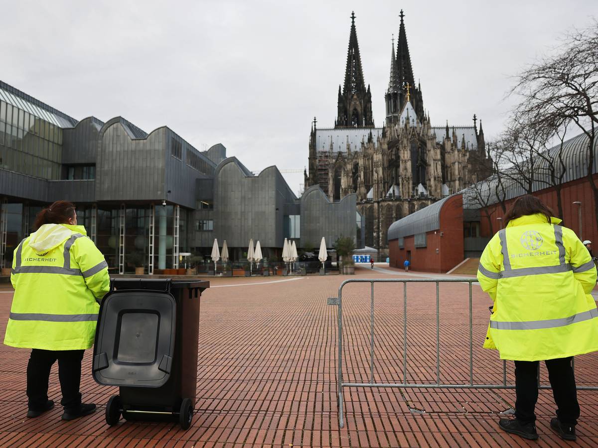 Köln ist die Heimat vieler erfolgreicher Unternehmen. Unser Foto vom 24. Februar 2022 zeigt Mitarbeiter eines Sicherheitsdienstes hinter dem Dom.