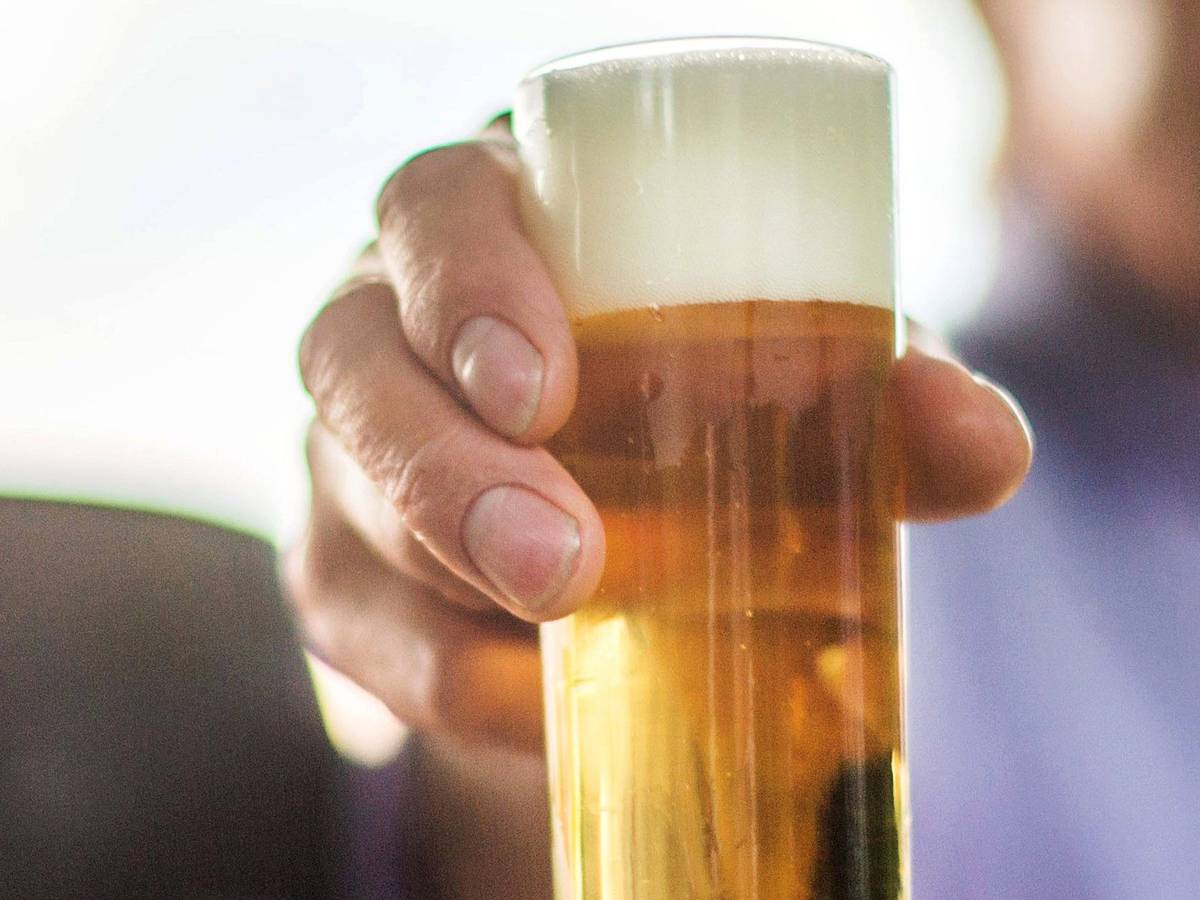 Ein frisch gezapftes Kölsch im Glas – aber es geht auch aus der Flasche. Hier ein undatiertes Symbolbild.