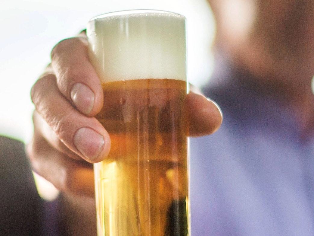 Ein frisch gezapftes Kölsch im Glas – aber es geht auch aus der Flasche. Hier ein undatiertes Symbolbild.