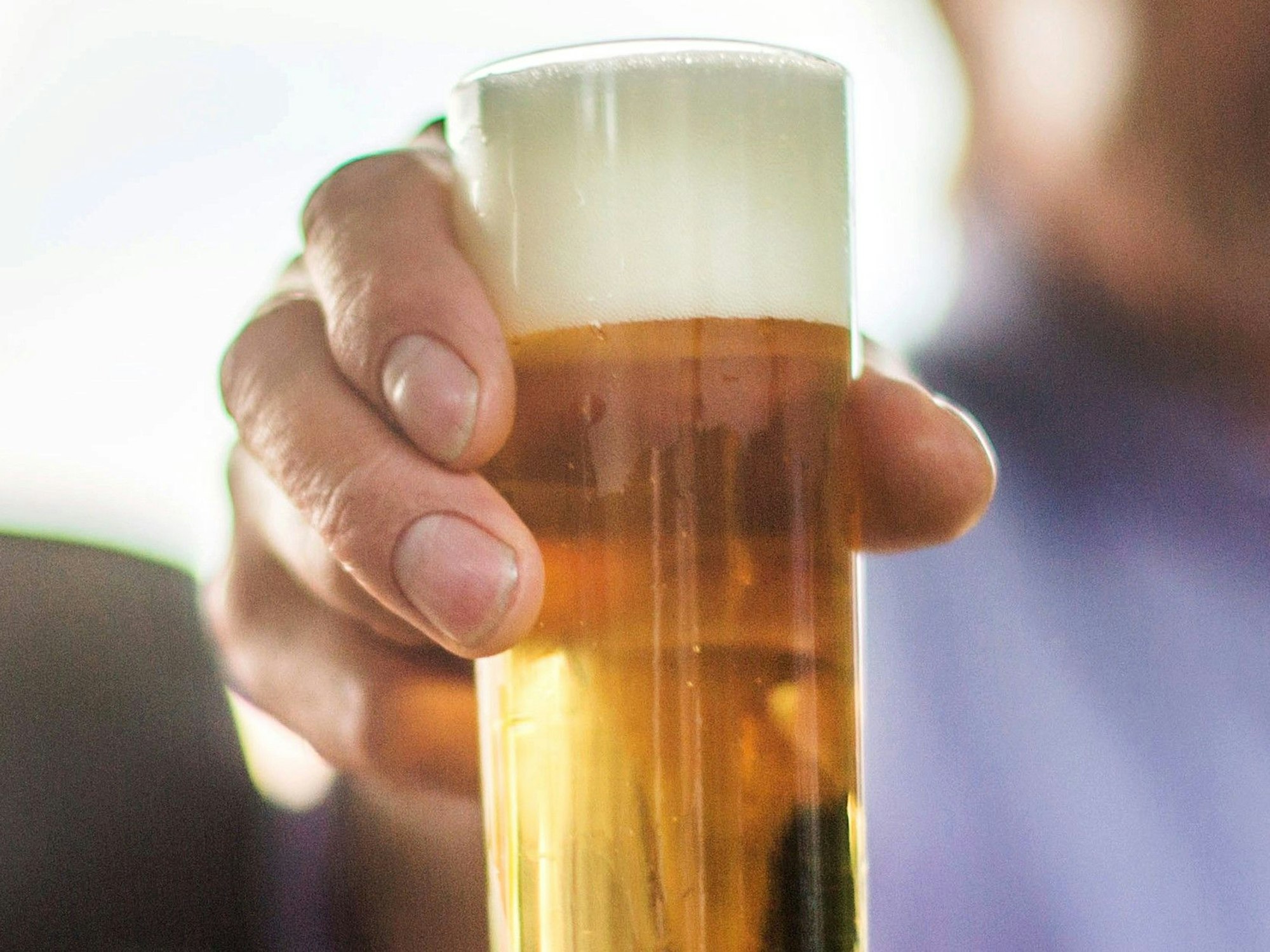 Ein frisch gezapftes Kölsch im Glas – aber es geht auch aus der Flasche. Hier ein undatiertes Symbolbild.