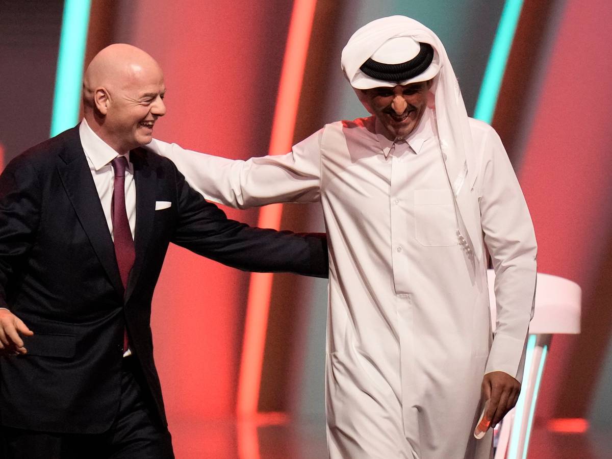 FIFA-Präsident Gianni Infantino bei der Auslosung der WM 2022 Arm in Arm mit Tamim bin Hamad Al Thani aus Katar. Damals ging der Scheich wohl noch vom Eröffnungsspiel bei der Heim-Weltmeisterschaft aus.
