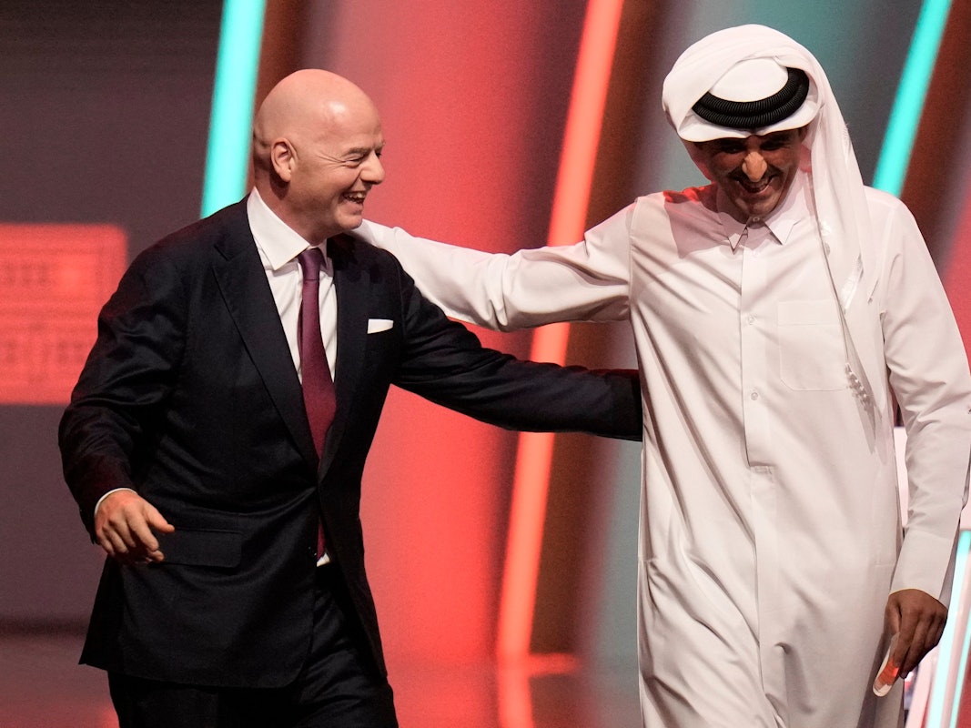 FIFA-Präsident Gianni Infantino bei der Auslosung der WM 2022 Arm in Arm mit Tamim bin Hamad Al Thani aus Katar. Damals ging der Scheich wohl noch vom Eröffnungsspiel bei der Heim-Weltmeisterschaft aus.