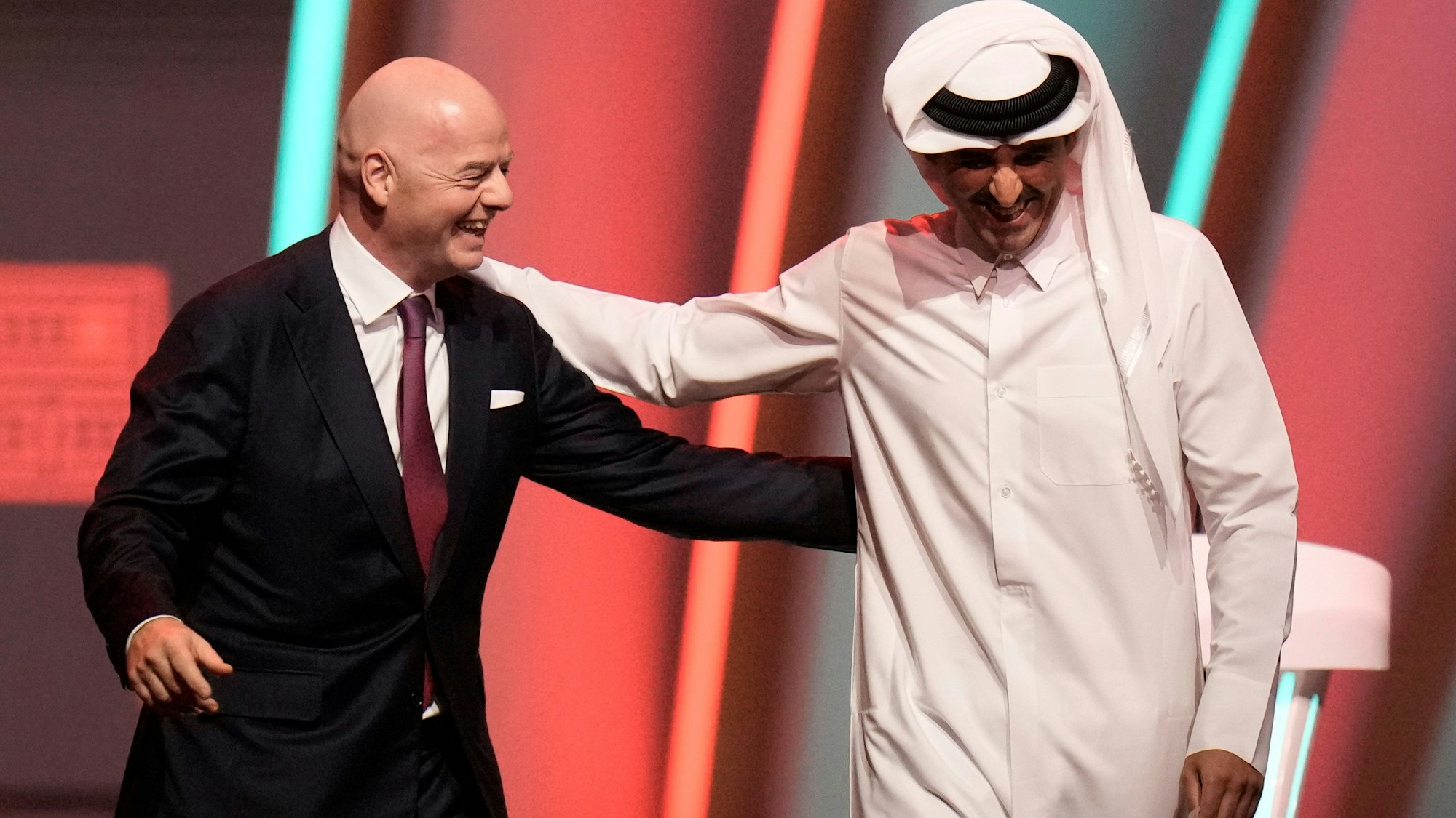 FIFA-Präsident Gianni Infantino bei der Auslosung der WM 2022 Arm in Arm mit Tamim bin Hamad Al Thani aus Katar. Damals ging der Scheich wohl noch vom Eröffnungsspiel bei der Heim-Weltmeisterschaft aus.