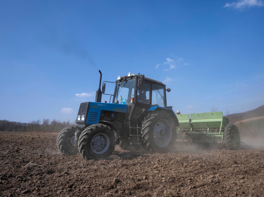 Arbeiter pflügen ein Weizenfeld im Westen der Ukraine. In der Ukraine hat die Aussaat- und Pflanzsaison begonnen.