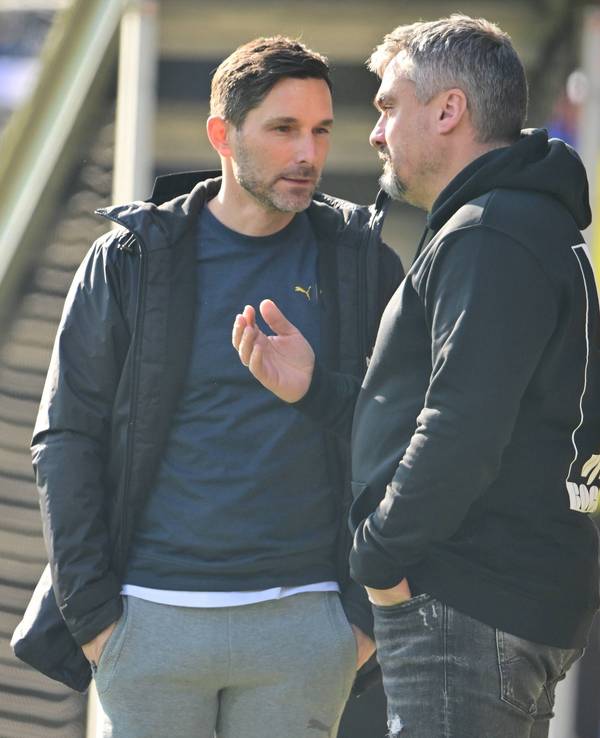 Stefan Leitl, Trainer SpVgg Greuther Fürth, spricht mit Bochums Thomas Reis.