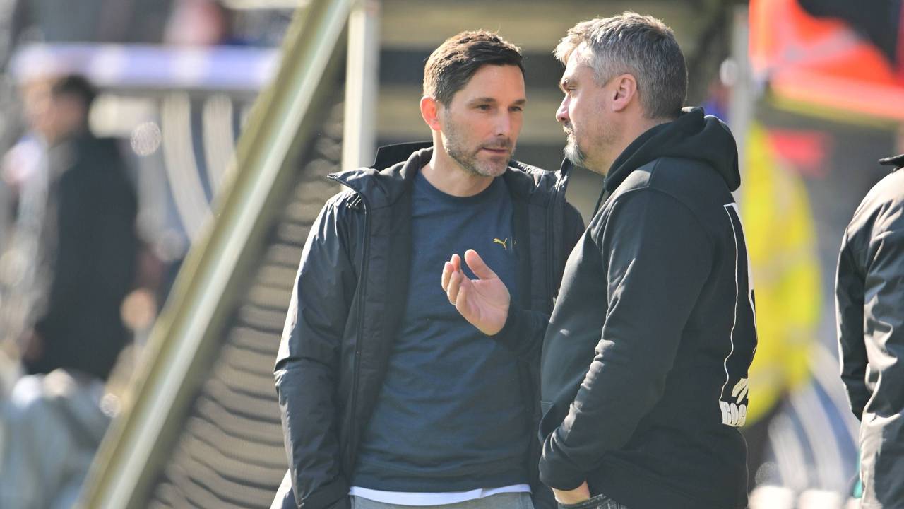 Stefan Leitl, Trainer SpVgg Greuther Fürth, spricht mit Bochums Thomas Reis.