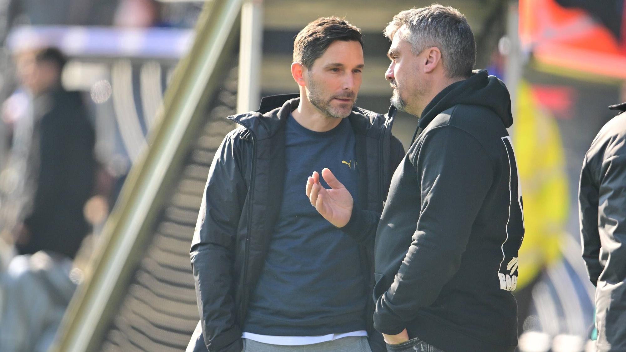 Stefan Leitl, Trainer SpVgg Greuther Fürth, spricht mit Bochums Thomas Reis.