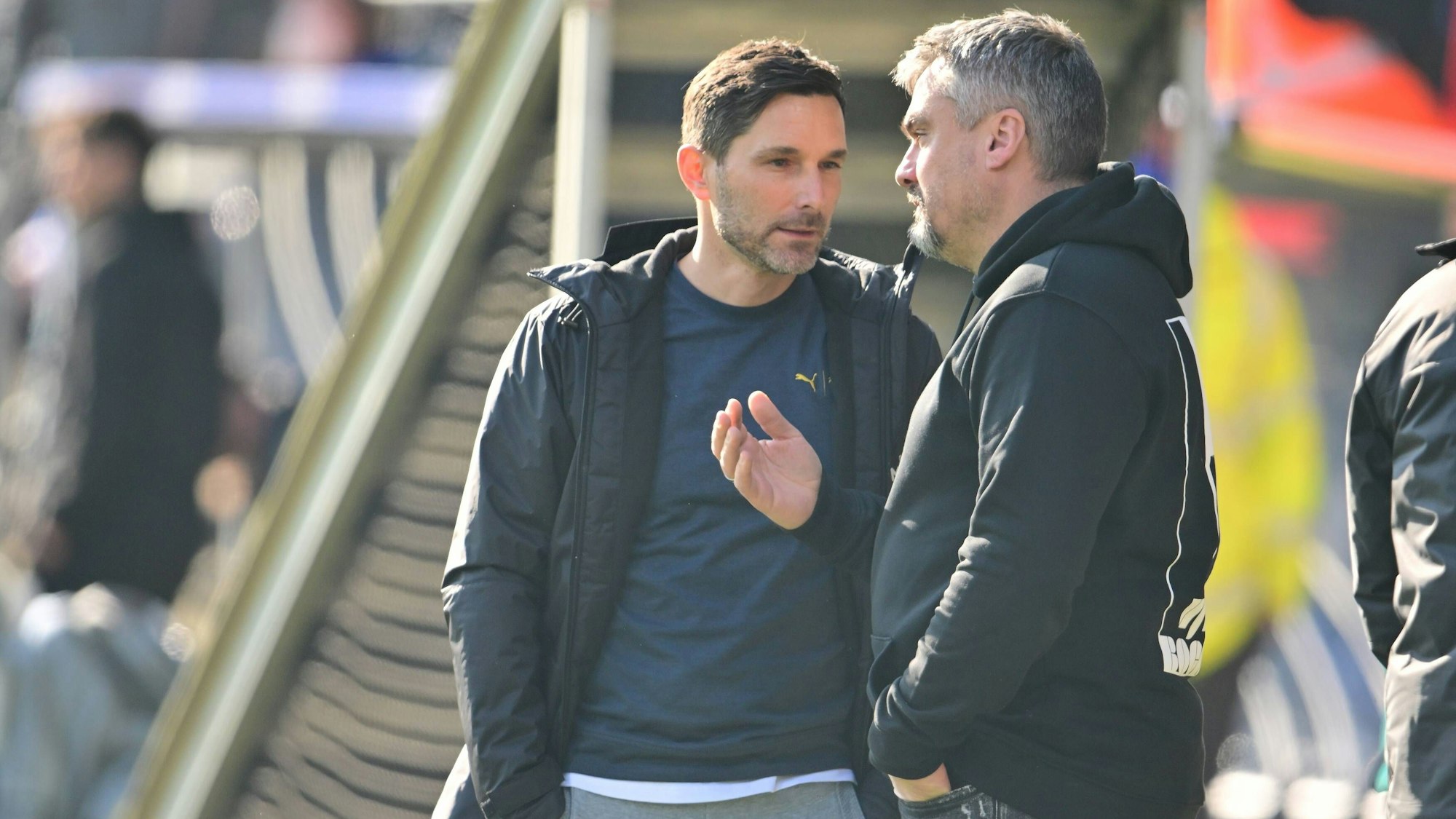 Stefan Leitl, Trainer SpVgg Greuther Fürth, spricht mit Bochums Thomas Reis.