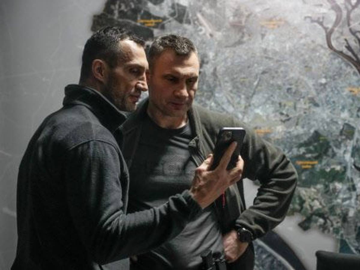 Vitali und Wladimir Klitschko kämpfen in der Ukraine für Frieden. Bei United Charity versteigern sie aktuell signierte Boxhandschuhe, deren Erlös an die Ukraine-Nothilfe geht. Das Foto 04.03.2022 aufgenommen.
