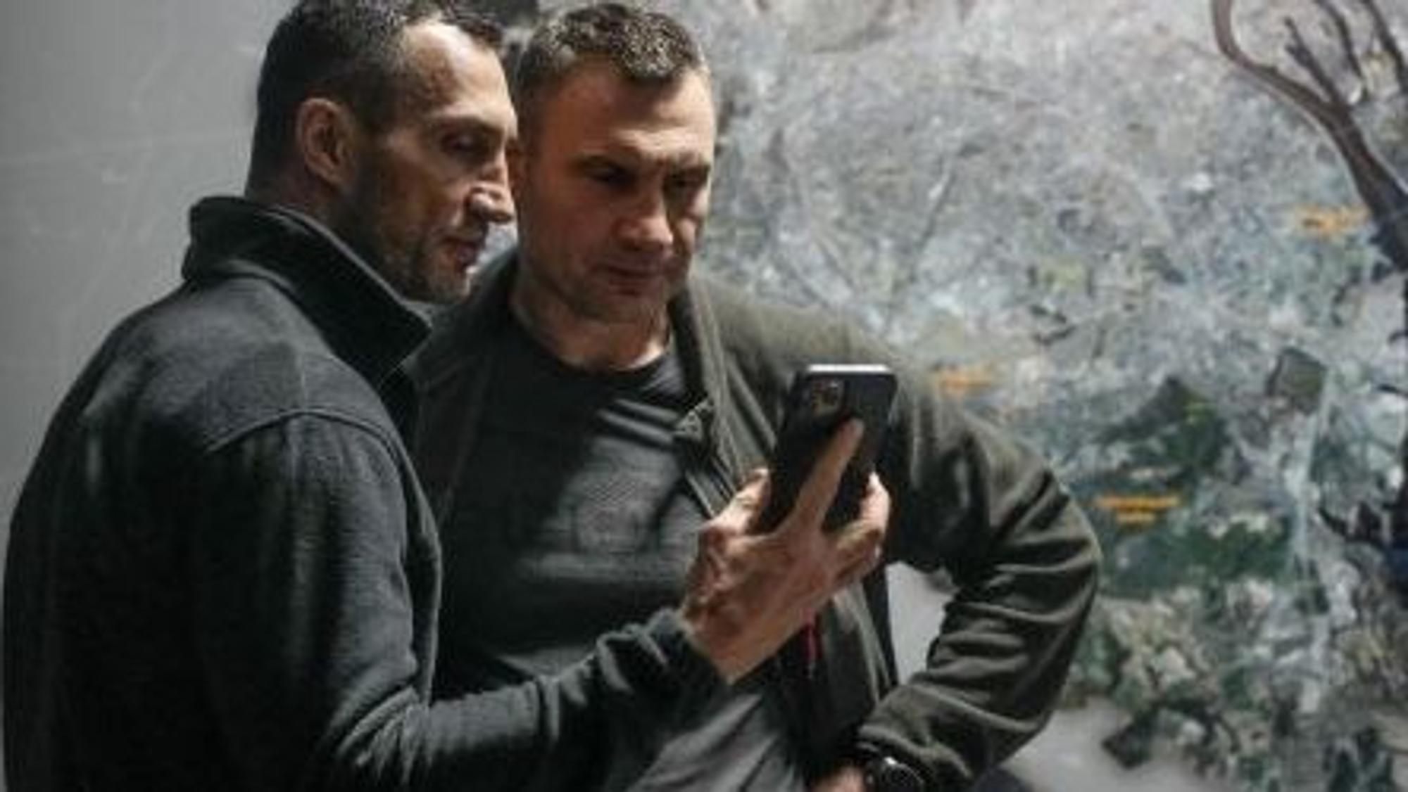 Vitali und Wladimir Klitschko kämpfen in der Ukraine für Frieden. Bei United Charity versteigern sie aktuell signierte Boxhandschuhe, deren Erlös an die Ukraine-Nothilfe geht. Das Foto 04.03.2022 aufgenommen.