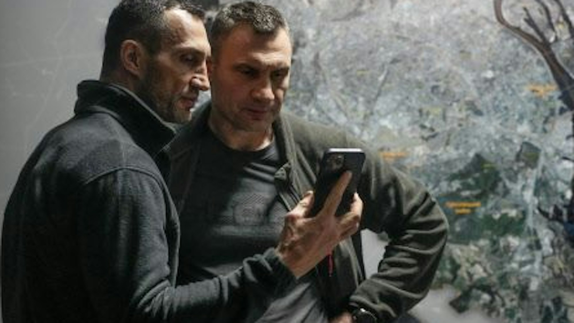 Vitali und Wladimir Klitschko kämpfen in der Ukraine für Frieden. Bei United Charity versteigern sie aktuell signierte Boxhandschuhe, deren Erlös an die Ukraine-Nothilfe geht. Das Foto 04.03.2022 aufgenommen.