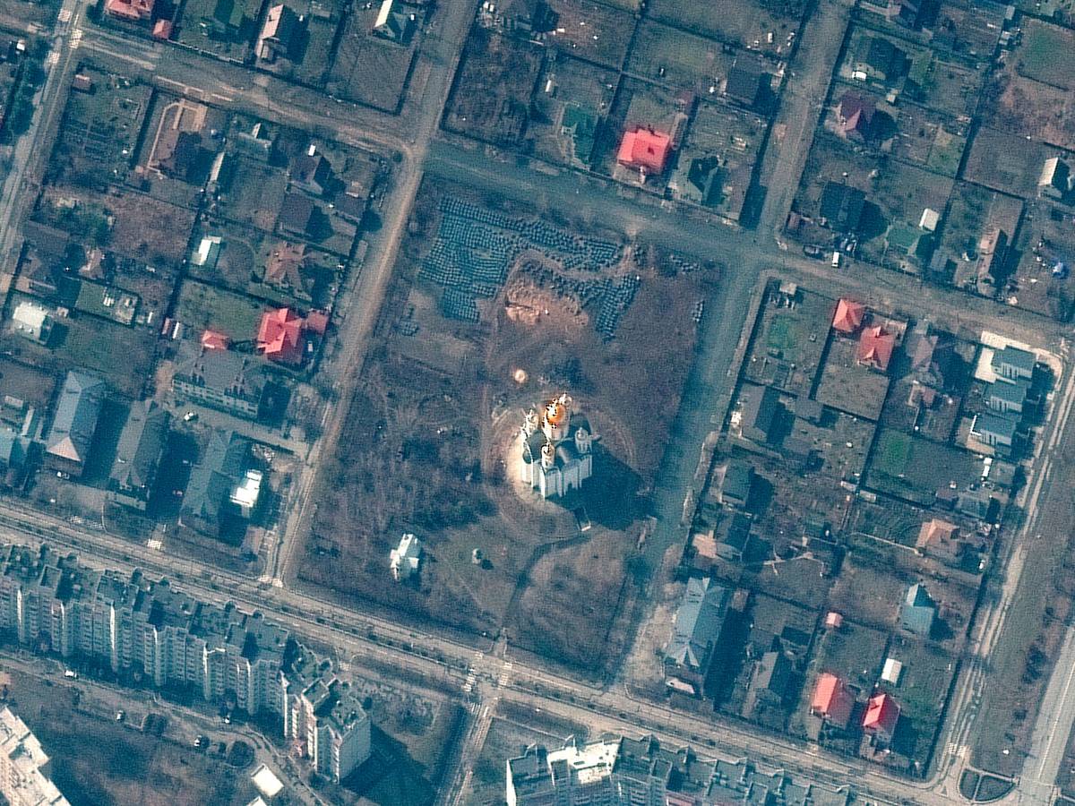 Russland behauptete, es handele sich um Fälschungen. Diese Satellitenfotos von Butscha belegen das Gegenteil.