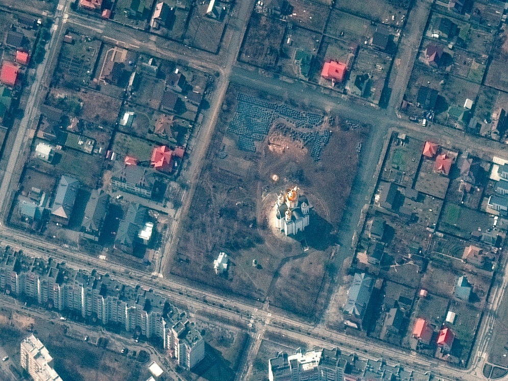 Russland behauptete, es handele sich um Fälschungen. Diese Satellitenfotos von Butscha belegen das Gegenteil.