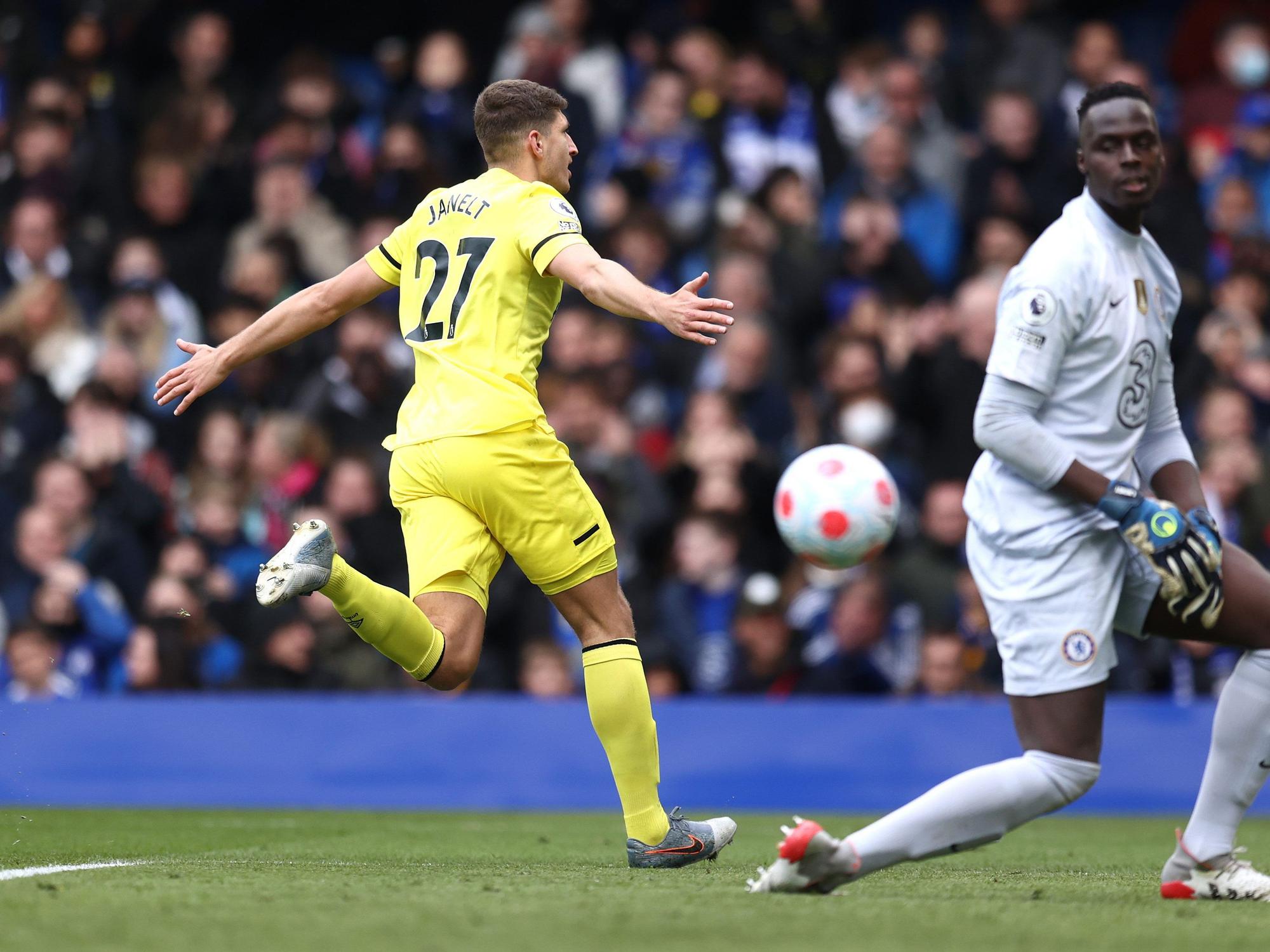 Vitaly Janelt lässt sich nach seinem zweiten Treffen zum 3:1 gegen Chelsea von den Fans feiern.