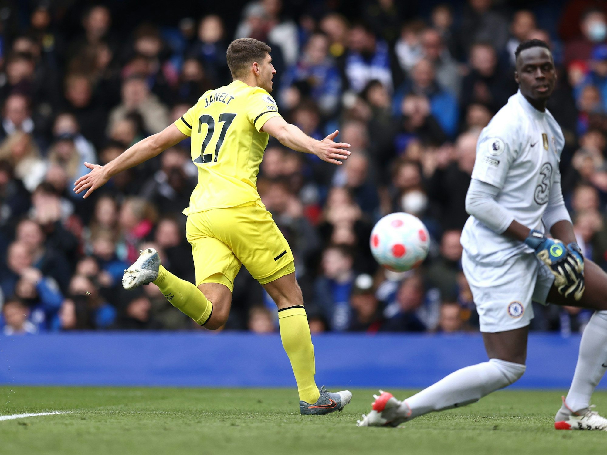 Vitaly Janelt lässt sich nach seinem zweiten Treffen zum 3:1 gegen Chelsea von den Fans feiern.