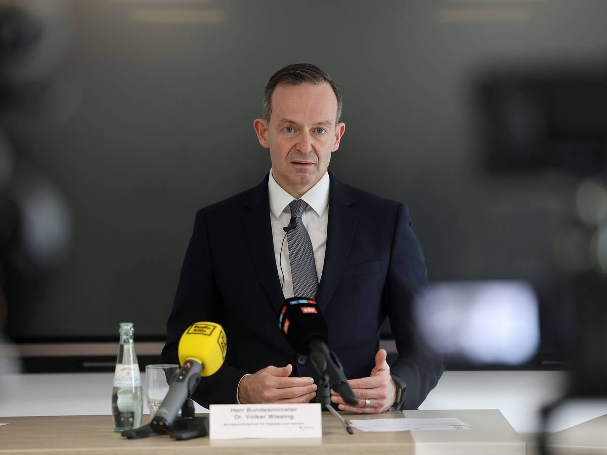 Volker Wissing (FDP), Bundesminister für Verkehr und Digitales, spricht vor Journalisten nach einem Besuch beim Bundesamt für Güterverkehr.
